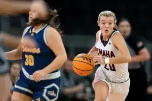 Omaha Mavericks guard Grace Cave