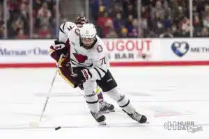 Omaha Forward Tanner Ludtke (71) přináší puk dolů ledem opět Minn. Duluth v prvním období během hokejového zápasu v pátek 2. února 2024 v Omaha v Nebrasce. Foto John S. Peterson.