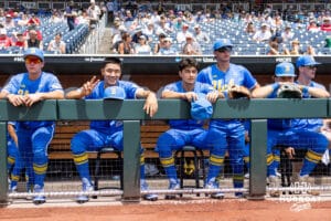 Hráči UCLA Bruins čekají na zahřátí proti státnímu závodníkovi Murray během Světové série College v sobotu 14. června 2025 v Omaha v Nebrasce. Foto John S. Peterson.
