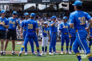 Džbán UCLA Bruin Cal Randall (28) dává svému týmu vysoké pětky, když je představen před tím, než v sobotu 14. června 2025 v Omaha v Nebrasce přijme Murray State Racers. Foto John S. Peterson.