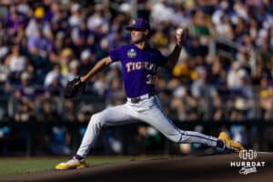 Džbán LSU Tiger Kade Anderson (32) vrhá hřiště v první směně proti pobřežní Carolina Chanticleers během Světové série College v sobotu 21. června 2025 v Omaha v Nebrasce. Foto John S. Peterson.