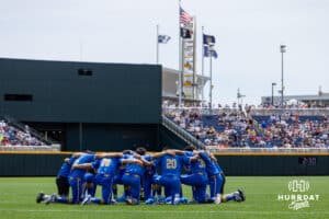 UCLA Bruins se choulí, než se v sobotu 14. června 2025 v Omaha v Nebrasce v Omaha v Nebrasce v Omaha v Omaha v Omaha. Foto John S. Peterson.