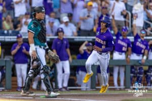 LSU Tiger Outfielder Derek Curiel (6) skóre v první směně proti pobřežní Carolina Chanticleers během Světové série College v sobotu 21. června 2025 v Omaha v Nebrasce. Foto John S. Peterson.