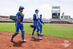 Džbán UCLA Bruin Michael Barnett (55) vychází s Catcher Cashel Duggerem, aby v sobotu 14. června 2025 v Omaha v Nebrasce převzal státní závodníky Murray State Racers. Foto John S. Peterson.