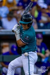 Pobřežní Carolina Chanticleer Catcher Caden Bodine (17) zasažený hřištěm proti pobřežní Carolina Chanticleers ve třetí směně během Světové série College v sobotu 21. června 2025 v Omaha v Nebrasce. Foto John S. Peterson.
