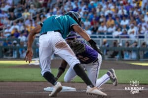 LSU Tiger Infielder Michael Braswell (10) označuje běžce během baseballové hry v sobotu 21. června 2025 v Omaha Nebraska. Foto Brandon Tiedemann.