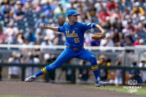 Džbán UCLA Bruin Michael Barnett (55) hodí v sobotu 14. června 2025 v Omaha v Nebrasce agianst Murray State Racers během Světové série College. Foto John S. Peterson.