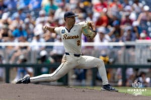 Džbán Murray State Racer Nic Schutte (2) hodí v sobotu 14. června 2025 v Omaha v Nebrasce hřiště proti UCLA Bruins v The College World Series. Foto John S. Peterson.