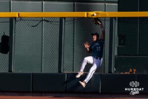 Pobřežní Carolina Chanticleer Outfielder Blagen Pado (22) skočí, aby se pokusil udělat úlovek proti tygrům LSU ve třetí směně během světové série College v sobotu 21. června 2025 v Omaha v Nebrasce. Foto John S. Peterson.