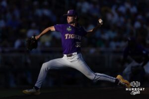 Džbán LSU Tiger Kade Anderson (32) hodí hřiště proti pobřežní Karolíně Chanticleers v inningu ve formě College World Series v sobotu 21. června 2025 v Omaha v Nebrasce. Foto John S. Peterson.
