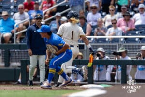 UCLA Bruin první baseman Mulivai Levu (39) vytlačí Murray State Racer Nico Bermeo (1) ve druhém vložení College World Series v sobotu 14. června 2025 v Omaha v Nebrasce. Foto John S. Peterson.