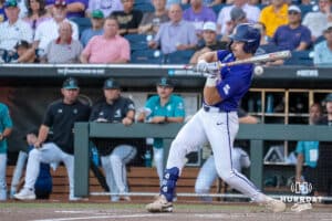 LSU Tiger Utility Jake Brown (7) Zkontrolujte výkyvy během baseballové hry v sobotu 21. června 2025 v Omaha Nebraska. Foto Brandon Tiedemann.