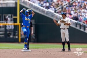 UCLA Bruin Roch Cholowsky (1) dává Mulivai Levu (39) pět po zajištění posledního ve druhé směně proti Murray State Racer během Světové série College v sobotu 14. června 2025 v Omaha v Nebrasce. Foto John S. Peterson.