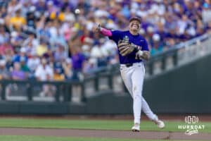 LSU Tiger Infielder Daniel Dickinson (14) hodí nejprve za ven proti pobřežní Carolina Chanticleers v sedmé směně během World World Series v sobotu 21. června 2025 v Omaha v Nebrasce. Foto John S. Peterson.