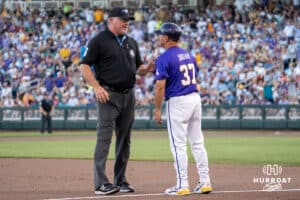 LSU Tiger Assistant Coach Josh Jordan (37) argumentuje během baseballové hry v sobotu 21. června 2025 v Omaha Nebraska. Foto Brandon Tiedemann.