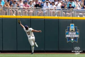 Murray State Racer Infielder Dan Tauken (37) dělá úlovek proti UCLA Bruins ve třetí směně během Světové série College v sobotu 14. června 2025 v Omaha v Nebrasce. Foto John S. Peterson.