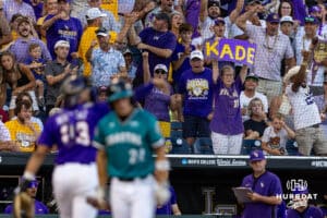 LSU Tigers fanoušek drží znamení poté, co pobřežní Carolina Chanticleer Outfielder Blagen Pado (22) udeří v osmé směně během Světové série College World Series v sobotu 21. června 2025 v Omaha v Nebrasce. Foto John S. Peterson.