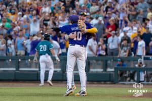LSU Tiger První baseman Jared Jones (22) a LSU Tiger Infielder Michael Braswell (10) objetí po baseballové hře v sobotu 21. června 2025 v Omaha Nebraska. Foto Brandon Tiedemann.
