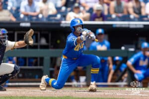 UCLA Bruin Infielder Roch Cholowsky (1) SAC BUNTS, aby v sobotu 14. června 2025 v Nebrasce skóroval běh ve čtvrté směně proti Murray State Racer během Světové série College World Series v Omaha. Foto John S. Peterson.
