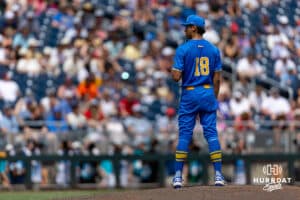 Džbán UCLA Bruin Wylan Moss (18) se připravuje na to, aby v sobotu 14. června 2025 v Omaha v Nebrasce hodil hřiště proti státnímu závodníkovi Murray. Foto John S. Peterson.