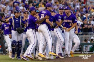 LSU Tigers slaví své vítězství nad pobřežními Chanticleers obklopujícími džbán Kade Anderson (32) během Světové série College v sobotu 21. června 2025 v Omaha v Nebrasce. Foto John S. Peterson.