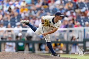 Pitcher Murray State Racer Dylan Zentko (29) hodí hřiště proti UCLA Bruins v deváté směně během World World Series v sobotu 14. června 2025 v Omaha v Nebrasce. Foto John S. Peterson.