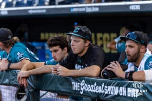Coastal Carolina Chanticleers reagují na ztrátu na LSU tygři během Světové série College v sobotu 21. června 2025 v Omaha v Nebrasce. Foto John S. Peterson.
