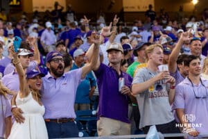 Fanoušci LSU Tigers slaví vítězství nad pobřežními Chanticleers během Světové série College v sobotu 21. června 2025 v Omaha v Nebrasce. Foto John S. Peterson.