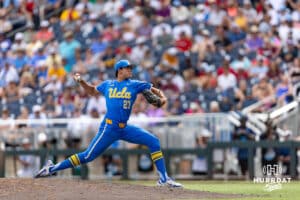 Džbán UCLA Bruin Easton Hawk (27) vrhá hřiště proti Murray State Racers v deváté směně během World World College World Series v sobotu 14. června 2025 v Omaha v Nebrasce. Foto John S. Peterson.