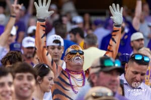 Fanoušci LSU Tigers se v sobotu 21. června 2025 v Omaha v Nebrasce oblékli jako tygr proti pobřežní Carolina Chanticleers během Světové série College World Series. Foto John S. Peterson.