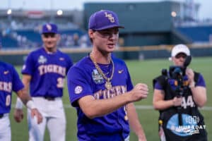LSU Tiger džbán Kade Anderson (32) po baseballové hře v sobotu 21. června 2025 v Omaha Nebraska. Foto Brandon Tiedemann.