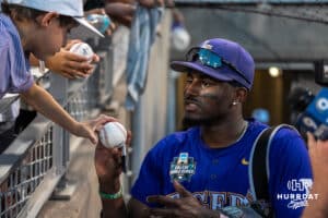 LSU Tiger Infielder Michael Braswell (10) podepíše autogram po baseballové hře v sobotu 21. června 2025 v Omaha Nebraska. Foto Brandon Tiedemann.