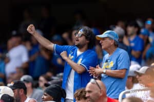 Fanoušci UCLA Bruins oslavují vítězství nad Murray State Racers během Světové série College v sobotu 14. června 2025 v Omaha v Nebrasce. Foto John S. Peterson.