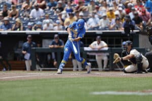 UCLA's Mulivai Levu zasáhne během hry proti Murray State 14. června 2025 v Omaha v Nebrasce. Foto: John Peterson.