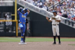 UCLA Bruins Kaena Kiakona slaví během hry proti Murray State 14. června 2025 v Omaha v Nebrasce. Foto: John Peterson.