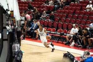 Hunter Sallis jede na obruč během basketbalové hry ve středu 16. července 2025 v Las Vegas. Foto Brandon Tiedemann.