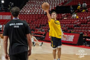 Steven Ashworth se během basketbalové hry zahřívá čtvrtek 17. července 2025 v Las Vegas. Foto Brandon Tiedemann.
