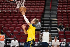 Steven Ashworth se zahřívá před basketbalovou hrou ve středu 17. července 2025 v Las Vegas. Foto Brandon Tiedemann.