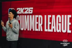 Dylan Harper zpívá před basketbalovou hrou ve středu 17. července 2025 v Las Vegas. Foto Brandon Tiedemann.