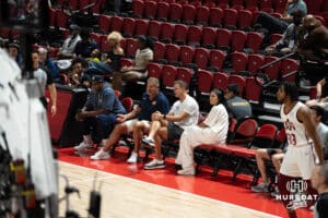 Jon Scheyer a Steven Pearl během basketbalové hry ve středu 16. července 2025 v Las Vegas. Foto Brandon Tiedemann.