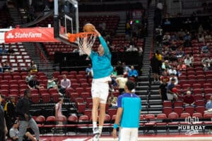 Ryan Kalkbrenner namočí před basketbalovou hrou ve středu 17. července 2025 v Las Vegas. Foto Brandon Tiedemann.