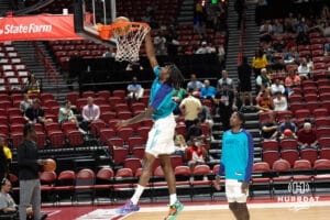 Jamiya Neal namočí před basketbalovou hrou ve středu 17. července 2025 v Las Vegas. Foto Brandon Tiedemann.