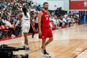 Jack McVeigh se během basketbalové hry usmívá ve středu 17. července 2025 v Las Vegas. Foto Brandon Tiedemann.