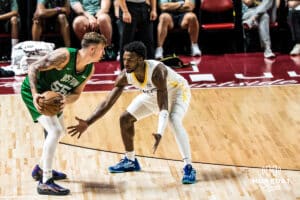Baylor Scheierman je hlídán Bronny James během basketbalové hry ve středu 17. července 2025 v Las Vegas. Foto Brandon Tiedemann.