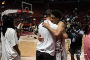 Tyrese Proctor obejme hlavní trenér vévody Jon Scheyer po basketbalové hře ve středu 16. července 2025 v Las Vegas. Foto Brandon Tiedemann.