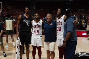 Steven Pearl představuje s bývalými hráči po basketbalové hře ve středu 16. července 2025 v Las Vegas. Foto Brandon Tiedemann.
