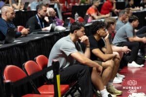 Frankie Fidler sleduje z lavičky během basketbalové hry ve středu 16. července 2025 v Las Vegas. Foto Brandon Tiedemann.