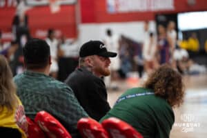 Maxx Crosby sedí soud během basketbalové hry ve středu 16. července 2025 v Las Vegas. Foto Brandon Tiedemann.