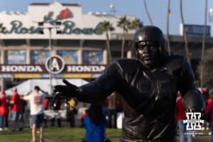 Socha Jackieho Robinsona před Rose Bowl viděná před vysokoškolským fotbalovým zápasem mezi Nebraska Cornhuskers a UCLA Bruins v sobotu 8. listopadu 2025 v Pasadeně v Kalifornii. Foto John S. Peterson.