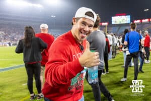 Fanoušek a herec Nebrasky Cornhuskers Adam Devine pózuje na zábavné fotografii před začátkem školního fotbalového zápasu Nebraska Cornhuskers v sobotu 8. listopadu 2025 v Pasadeně v Kalifornii. Foto John S. Peterson.